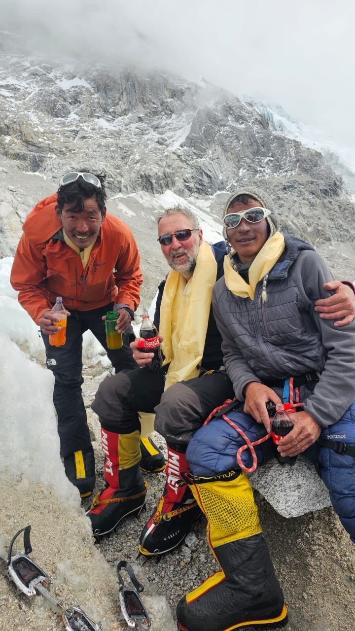  Successful summit of Mt Lhotse) 8516m 